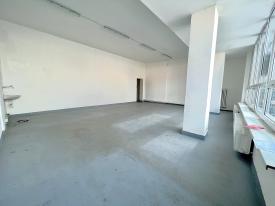 Obchodné a skladové priestory o výmere 210 m2.