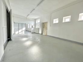 Obchodné a skladové priestory o výmere 210 m2.