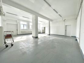 Obchodné a skladové priestory o výmere 210 m2.